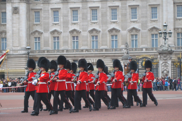 تغيير الحراس أمام قصر باكنجهام، لندن