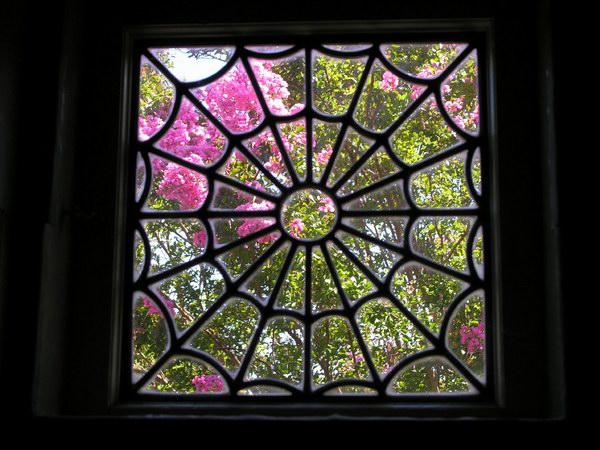 نافذة على شكل خيوط العنكبوت - لها رمزية خاصة عند صاحبة القصر