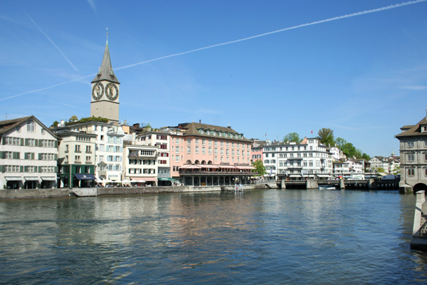  نهر "ليمات" في زيوريخ، سويسرا