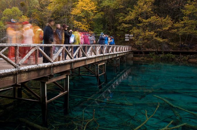 الجسور الخشبية تنقل السياح فوق البحيرات