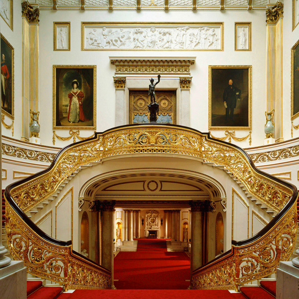 الدرج الرئيسي في قصر باكنجهام، لندن 