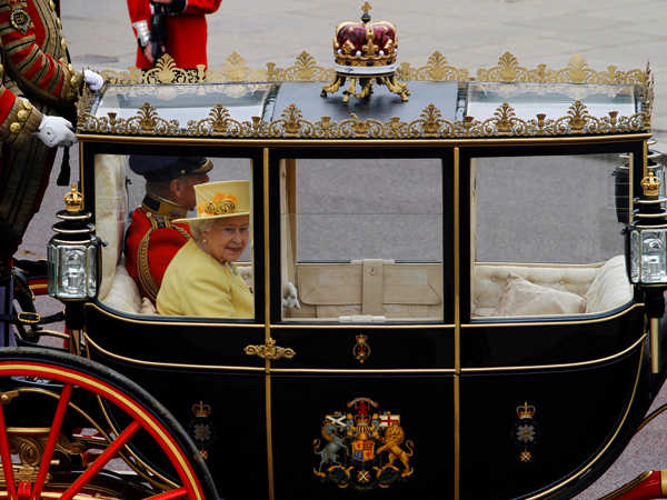 الملكة إليزابيث والأمير فيليب في طريقهما إلى قصر باكنجهام بعد زفاف الأمير ويليام أبريل 2011