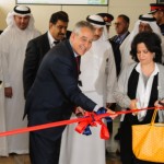 وزيرة الثقافة البحرينية مي بنت محمد آل خليفة مع سامر المجالي الرئيس التنفيذي لطيران الخليج خلال الافتتاح