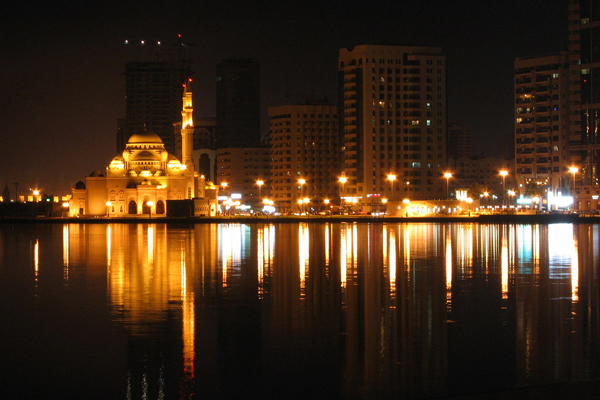 مسجد النور المطل على بحيرة خالد في إمارة الشارقة