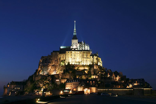 قلعة "مونت سانت ميشيل" الشهيرة الجاذبة لكثير من السياح