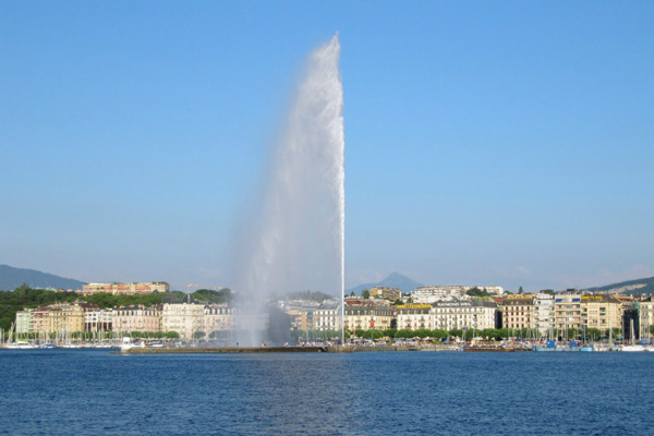 تضخ نافورة جنيف 500 لتر من الماء في الثانية لارتفاع 140 متر