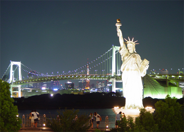 تمثال الحرية يقف رافعا مشعله الخالد على خليج نيويورك.