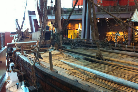 سفينة "جوهرة مسقط" في متحف الحياة البحرية والأكواريوم، منتجع "ريزورتس وورلد سنتوسا"، سنغافورة