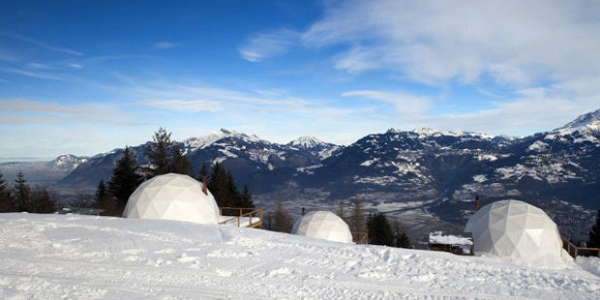 أكواخ جليدية للسياح على جبال الألب، سويسرا