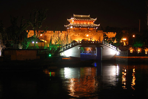 بلدة wuzhen الصينية العائمة النهر Changmen_at_Night1.j