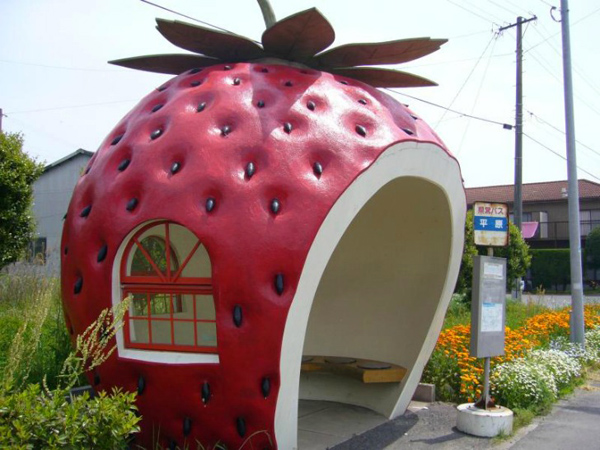محطات في اليابان على شكل فواكه