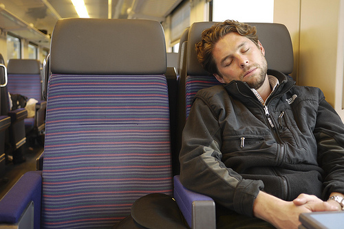 السفر بين نطاقات زمنيّة مُختلفة يُسبب اضطرابات توقيت النوم في أوقات قد تكون مزعجة.
