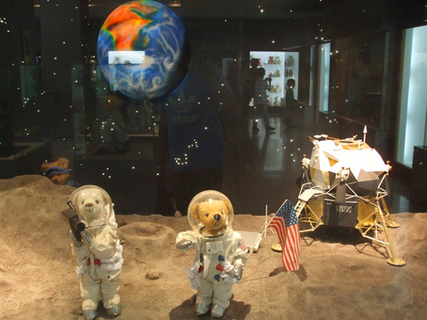دمية دب تمثل رائد الفضاء الأمريكي نيل أرمسترونج
