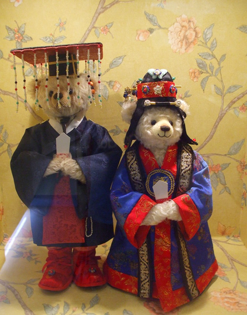 عرض للملابس التقليدية في كوريا لكن على الدببة