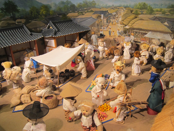 مشهد لسوق كوري تقليدي في متحف الدببة