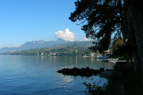 مشهد لبحيرة جنيف من مدينة إيفيان الفرنسية
