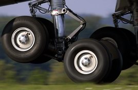 شاهد بالصور كيف يتم تغيير عجلات الطائرة الأيرباص