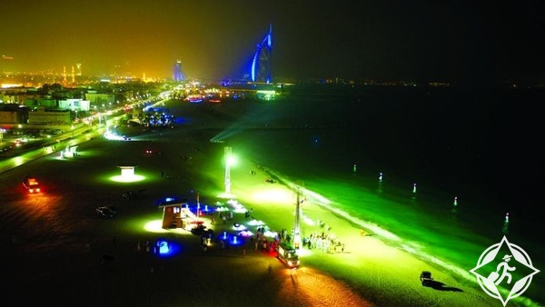 أول شاطئ عام للسباحة الليلية في العالم في دبي