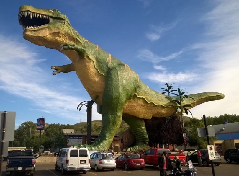 معالم الجذب السياحي في درومهيلر - أكبر ديناصور في العالم