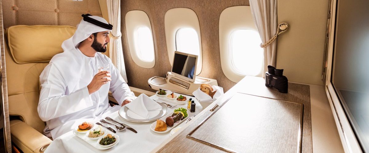 Max оаэ. Эмиратес. Emirates 777-300er first class Suite. Эмират Аирлинес. Дубай Эмирейтс.